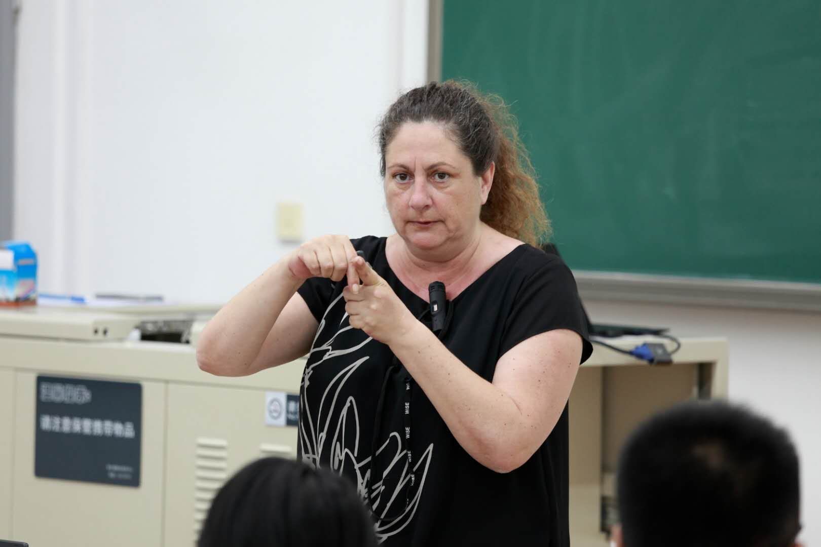 Nicole Adler教授形象地演示航空管制的小知识