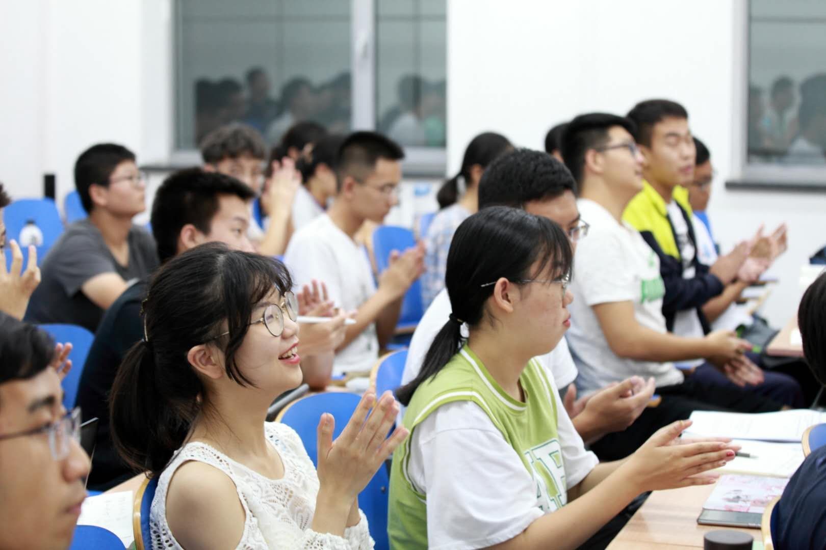 同学们为教授精彩的讲座鼓掌