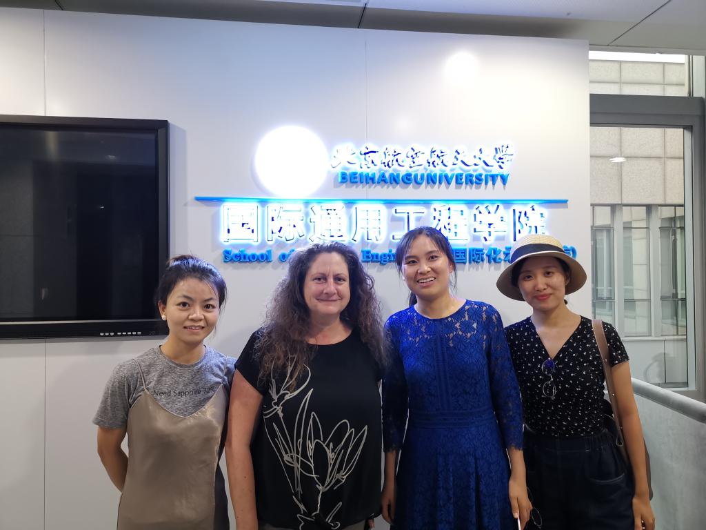 Nicole Adler教授和孙小倩副院长、国通学院老师合影